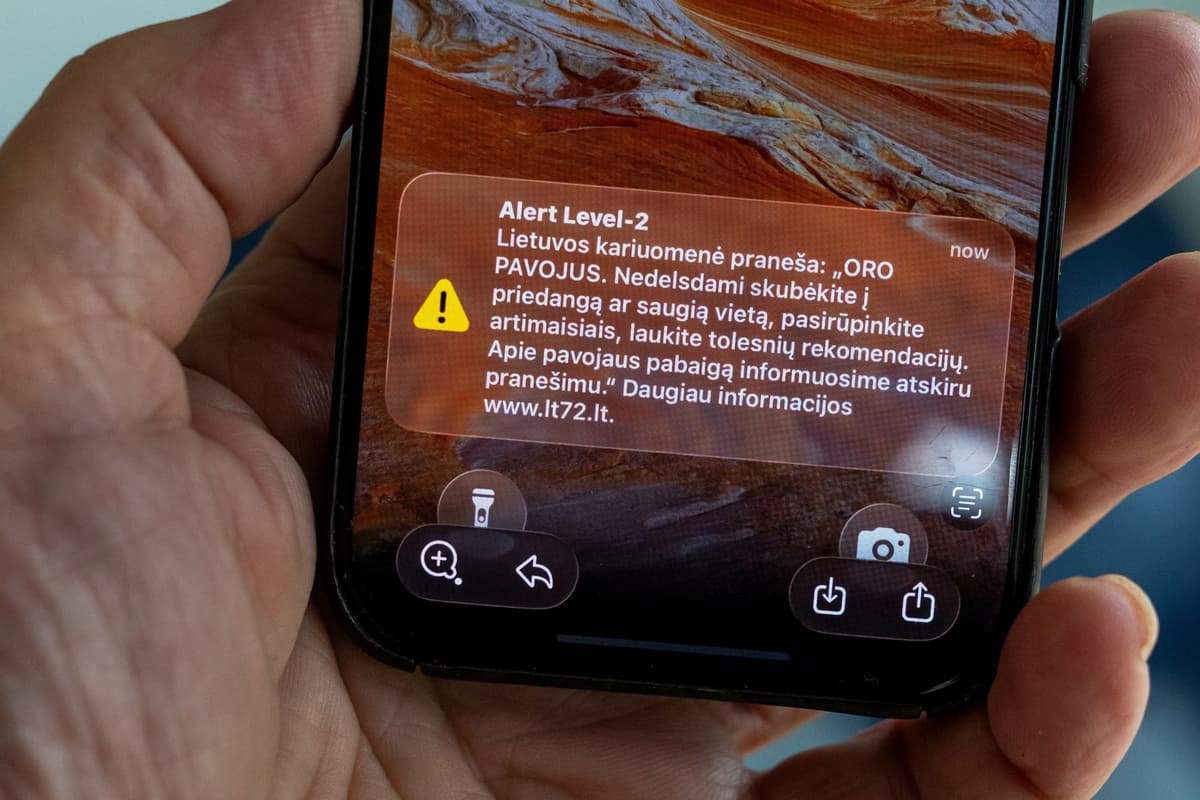 Telefón s oznamom: „Litovská armáda hlási: VZDUŠNÉ NEBEZPEČENSTVO. Okamžite sa ukryte alebo vyhľadajte bezpečné miesto, postarajte sa o svojich blízkych a čakajte na ďalšie pokyny". Foto: TASR/AP